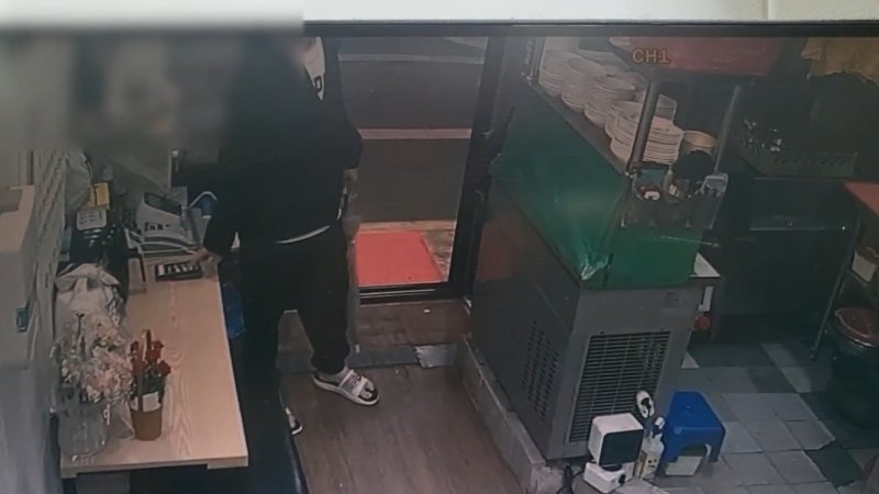 전국을 돌며 점포 업주의 휴대전화와 카드 등을 훔쳐 돈을 빼돌린 20대가 구속 송치됐다. 사진은 범행 장면이 담긴 CCTV 화면(대전경찰청 제공) /뉴스1