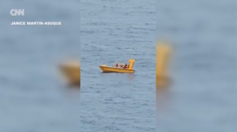 크루즈 직원들의 구조 작업 모습. (CNN 캡처)