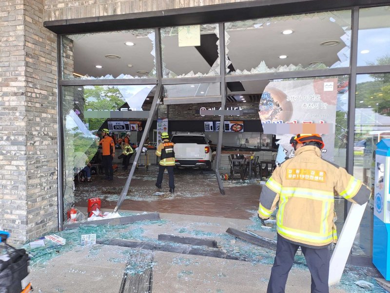 [강릉=뉴시스] 강릉 영동고속도로 대관령 휴게소에서 차량이 돌진해 10명이 부상을 입었다.(사진=강원도소방본부 제공)photo@newsis.com *재판매 및 DB 금지