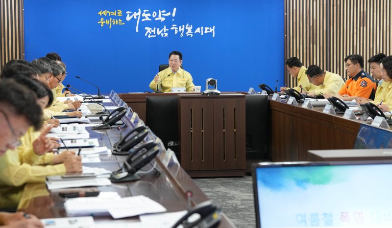 김영록 전라남도지사가 2일 오전 도청 재난종합상황실에서 실·국장 및 시군 부단체장들이 영상으로 참석한 가운데 '여름철 폭염 대처상황 점검회의'를 주재하고 있다.(전남도 제공. 재판매 및 DB금지) 2025.7.2/뉴스1