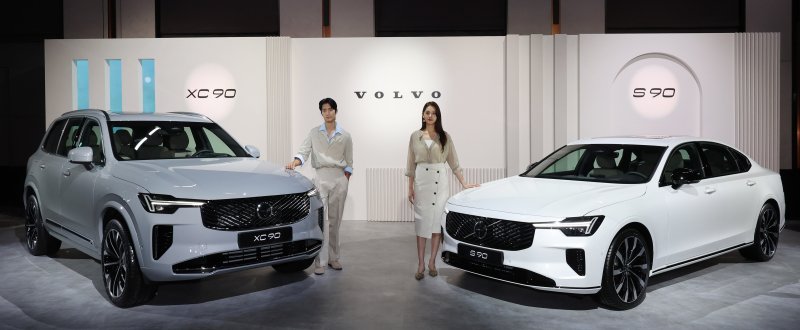 2일 서울 광진구 워커힐호텔에서 열린 볼보 신형 XC90·S90 공개 행사에서 모델들이 포즈를 취하고 있다. 이날 볼보자동차코리아가 현대적인 스칸디나비아 스타일과 최첨단 기술이 적용된 스웨디시 럭셔리 플래그십 신형 XC90 및 S90을 동시에 출시했다. 2025.7.2/뉴스1 ⓒ News1 박지혜 기자