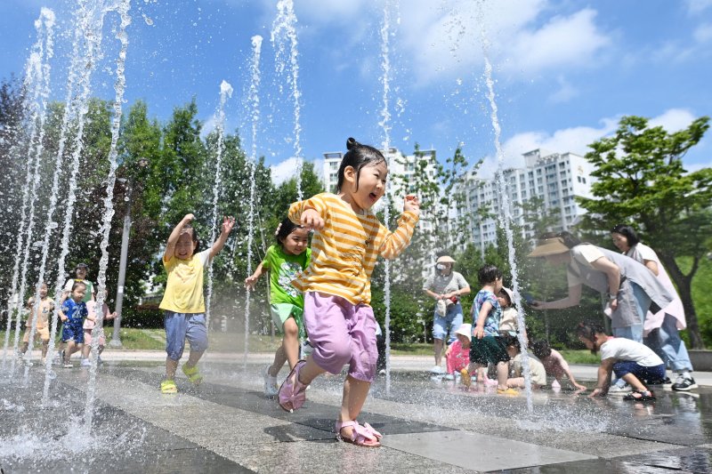[광주=뉴시스] 이영주 기자 = 광주지역에 폭염특보가 엿새째 이어지고 있는 2일 오전 광주 북구 신용근린공원 바닥분수에서 광주 북구 국공립아이큰숲어린이집 소속 원아들이 물놀이를 즐기고 있다. 2025.07.02. leeyj2578@newsis.com