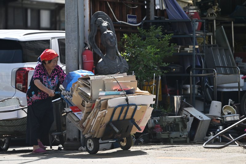 [광주=뉴시스] 이영주 기자 = 광주지역에 폭염특보가 엿새째 이어지고 있는 2일 오전 광주 북구 중흥동 한 고물상에서 어르신이 모아온 폐지를 손수레에 실어 나르고 있다. 2025.07.02. leeyj2578@newsis.com