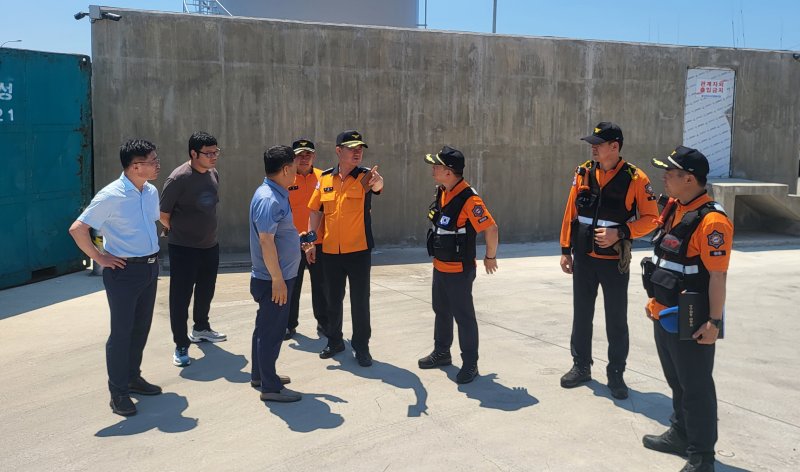 [제주=뉴시스] 강성부 신임 제주동부소방서장 등이 2일 서귀포시 성산항에서 선박 화재 예방 현장 점검을 하고 있다. (사진=제주동부소방서 제공) 2025.07.02. photo@newsis.com
