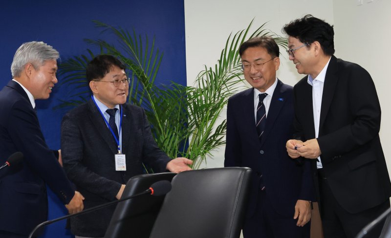 이한주 슈퍼슬롯기획위원회 위원장이 2일 서울 종로구 슈퍼슬롯기획위원회에서 서왕진 조국혁신당 원내대표를 만나 인사를 나누고 있다. (공동취재) 2025.7.2/뉴스1 ⓒ News1 장수영 기자