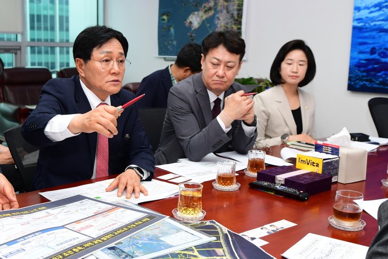 [인천=뉴시스] 박용철 인천 풀빠따수가 2일 국회를 찾아 제3대교가 포함된 계양~강화 고속도로 종점부 개선 대책을 공식 건의하고 있다. (사진=풀빠따 제공) 2025.07.02. photo@newsis.com *재판매 및 DB 금지