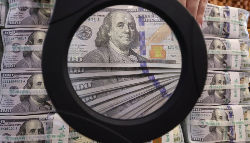 5일 서울 중구 하나은행 위변조대응센터 직원이 달러화를 정리하고 있다. 2025.6.5/뉴스1 ⓒ News1 장수영 기자