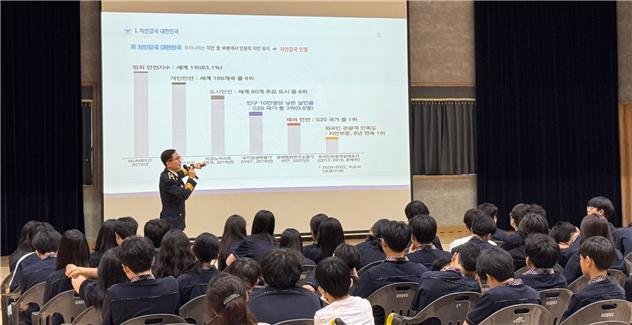 전북 완주 상관중학교에서 특강하는 함영욱 전북경찰청 수사부장.(전북경찰청 제공. 재판매 및 DB금지)