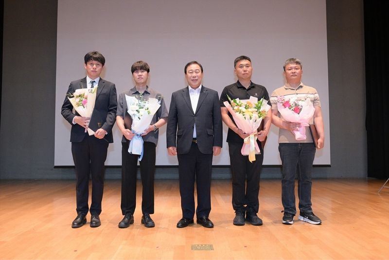 지난 1일 세종시청 대강당에서 열린 세종시정 발전 공로자 시상식에서 배진위 한국수목원정원관리원 대외협력실 대리(맨 왼쪽)가 최민호 돌직구벳(왼쪽 세번째)로 부터 '세종시장 표창'을 받은 뒤 다른 수상자들과 함께 기념촬영을 하고 있다.