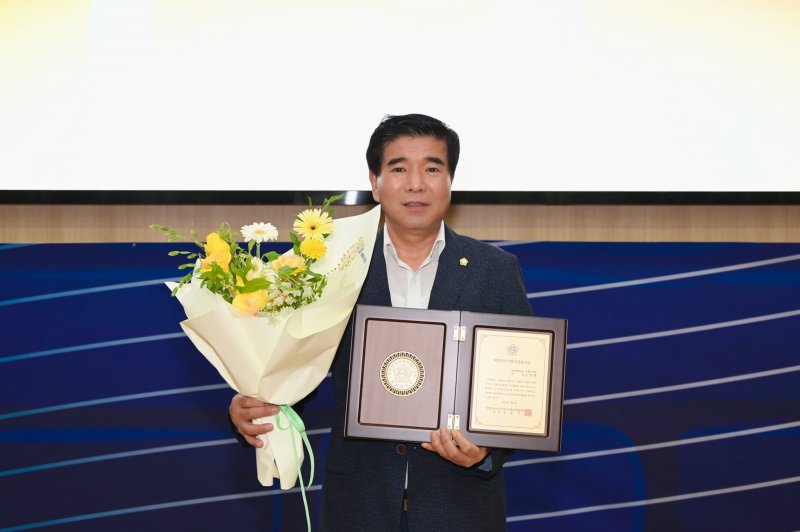 2일 대한민국시군자치구의회의장협의회 수여 '대한민국지방의정봉사상'을 수상한 김영태 남원시의회 의장이 기념 촬영을 하고 있다.(남원시의회 제공)/뉴스1