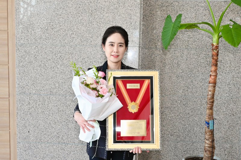 2일 전북특별자치도시군의회의장협의회 수여 '지방의정봉사상'을 수상한 이미선 남원시의회 의원이 기념 촬영을 하고 있다.(남원시의회 제공)/뉴스1