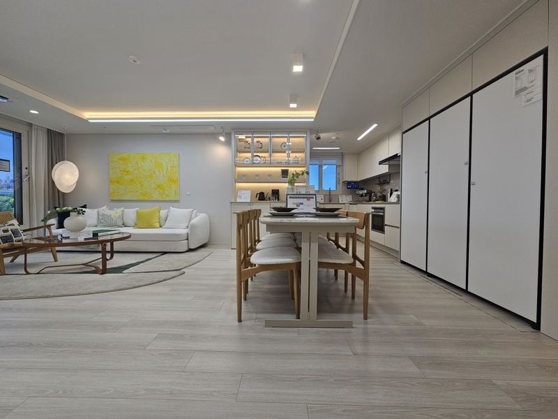 84㎡C 침실1(안방)에서 바라본 거실과 주방. 사진=최가영 기자