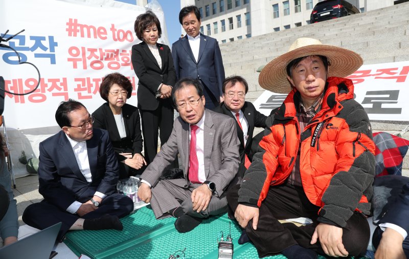 [서울=뉴시스] 자유한국당 홍준표 대표가 4일 오전 서울 여의도 국회 본청 앞에서 드루킹 특검 도입을 요구하며 무기한 노숙·단식 투쟁 중인 김성태(오른쪽) 원내대표를 방문해 발언하고 있다. (사진=홍효식 기자) 2018.05.04.