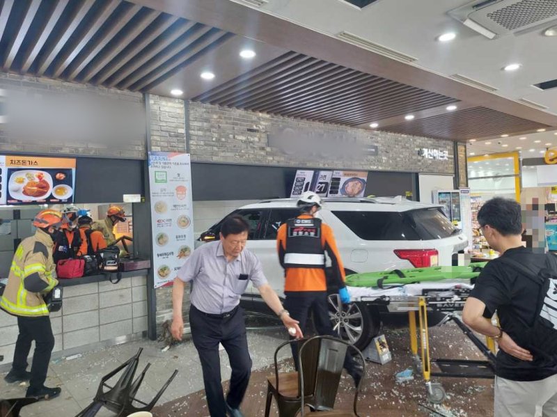 2일 오전 11시32분께 강릉시 영동고속도로 강릉방향 대관령휴게소에서 SUV 차량이 휴게소 내 식당으로 돌진해 시민 16명이 다쳐 병원으로 이송됐다. 경찰은 정확한 사고 원인을 조사중이다. 2025.7.2/뉴스1