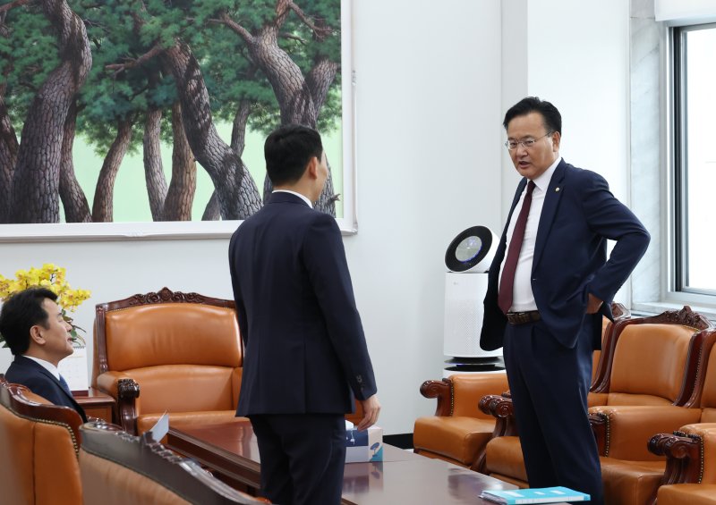 더불어민주당 문진석 원내수석부대표와 김용민 법사위 간사, 유상범 국민의힘 원내수석부대표가 2일 서울 여의도 국회에서 회동하고 있다. 뉴시스