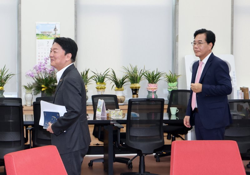 송언석 국민의힘 비대위원장과 안철수 신임 혁신위원장이 2일 오후 국회 본청 원내대표실에서 비공개로 만나고 있다. 뉴스1