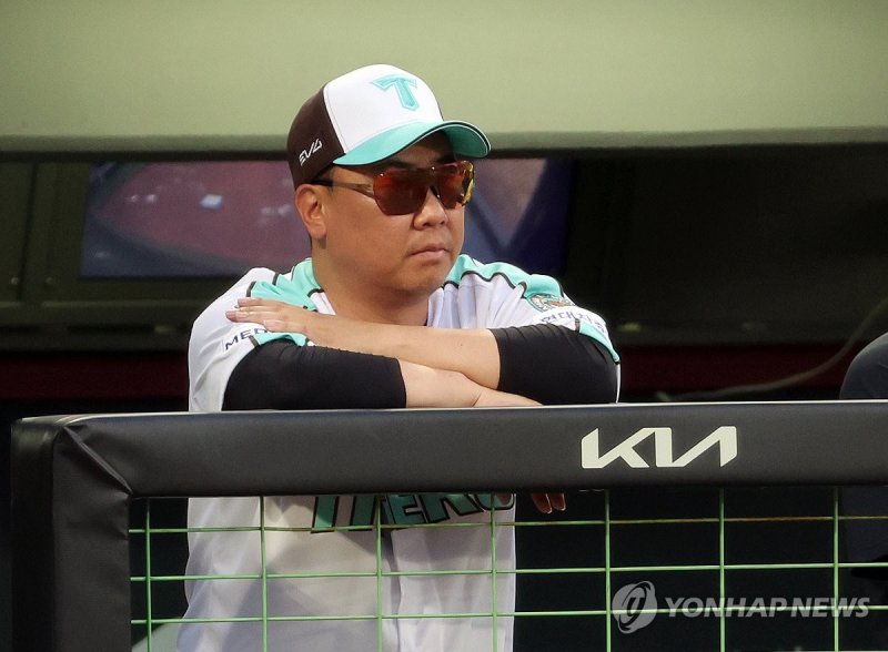 경기 지켜보는 이범호 감독 (출처=연합뉴스)