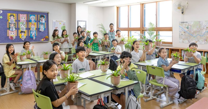 코웨이가 서울 동작구 삼일초에서 코웨이 청정학교 교실숲을 조성했다 (코웨이 제공)