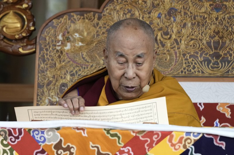 [다람살라=AP/뉴시스] 티베트의 정신적 지도자 14대 달라이라마가 2일 환생 제도가 지속될 것이라고 밝혔다. 이는 14세 달라이라마 사후에 후계자가 나온다는 의미다. 사진은 달라이라마가 지난 3월14일 설법 중인 모습. 2025.07.02.