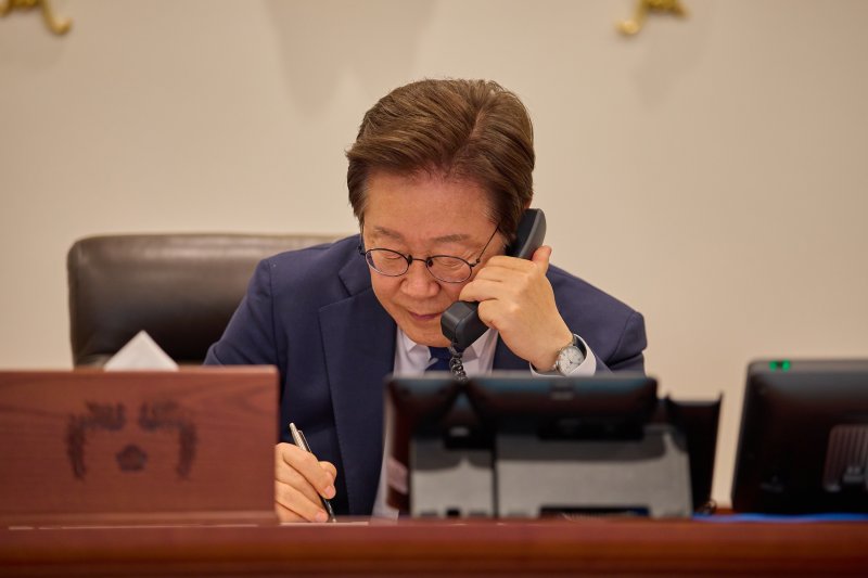 이재명 대통령이 1일 서울 용산구 대통령실 청사 집무실에서 모하메드 빈 자이드 알 나흐얀 아랍에미리트연합국(UAE) 대통령과 전화 통화를 하고 있다. (대통령실 제공. 재판매 및 DB 금지) 2025.7.1/뉴스1 ⓒ News1 이재명 기자
