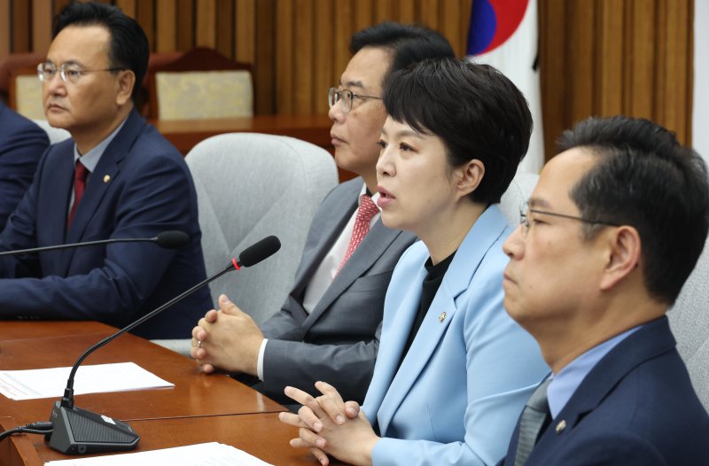 김은혜 국민의힘 원내정책수석부대표가 지난달 20일 오전 서울 여의도 국회에서 열린 원내대책회의에서 발언을 하고 있다. 뉴시스