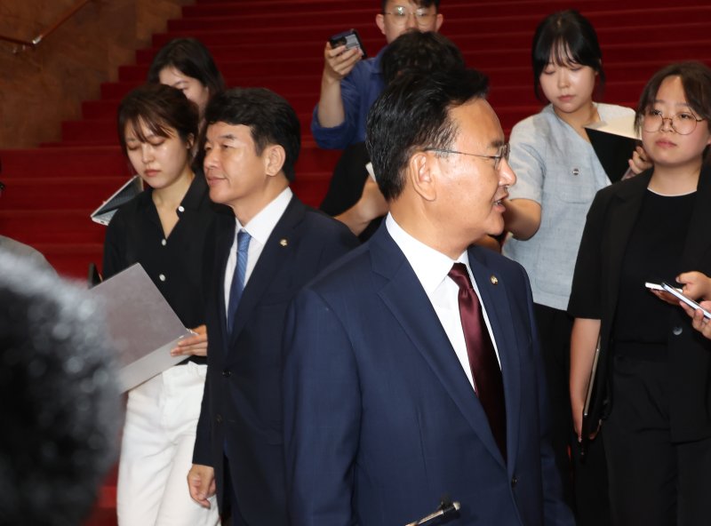 [서울=뉴시스] 고승민 기자 = 문진석 더불어민주당 원내수석부대표와 유상범 국민의힘 원내수석부대표가 2일 서울 여의도 국회에서 현안 관련 회동 후 각자 회의실로 향하고 있다. 2025.07.02. kkssmm99@newsis.com