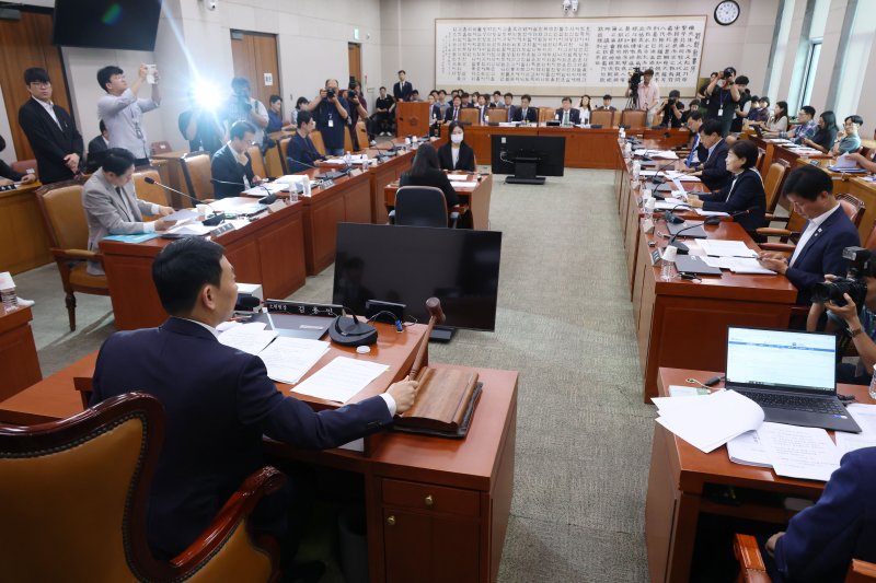 2일 오전 서울 여의도 국회에서 열린 법제사법위원회 제1차 법안심사제1소위원회에서 김용민 위원장이 의사봉을 두드리며 안건을 상정하고 있다. 2025.7.2/뉴스1 ⓒ News1 이광호 기자