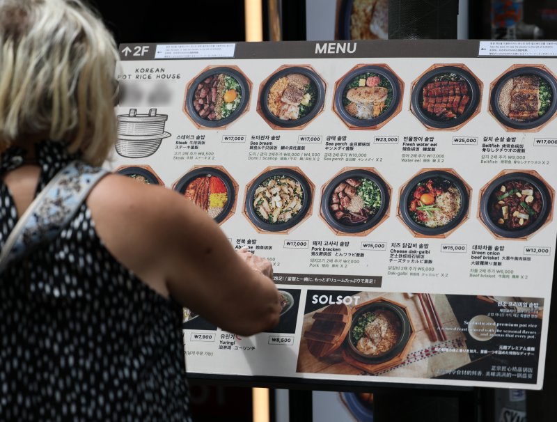 2일 서울 중구 명동거리의 한 식당에 음식 가격표가 붙어 있다. 2025.7.2/뉴스1 ⓒ News1 오대일 기자