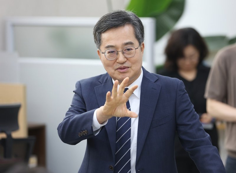 김동연, 재선도전 질문에 "임기 상관없이 열심히 일하겠다...李대통령 스포트라이트 받아야"