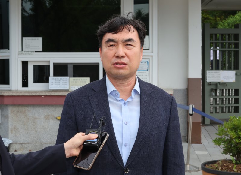 [서울=뉴시스] 배훈식 기자 = 정당법 위반 혐의로 수감중이던 윤관석 전 의원이 지난달 30일 오전 1년 10개월여 만에 가석방돼 경기 의왕시 서울구치소를 나서며 취재진의 질문에 답하고 있다. 윤 전 의원은 더불어민주당 전당대회 돈봉투 사건으로 징역 2년형을 선고받고 복역했다. 2025.06.30. dahora83@newsis.com