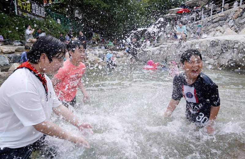 충남 공주 동학사 계곡에서 아이들이 물놀이를 하며 더위를 식히고 있다. 2023.8.7/뉴스1 ⓒ News1 김기태 기자