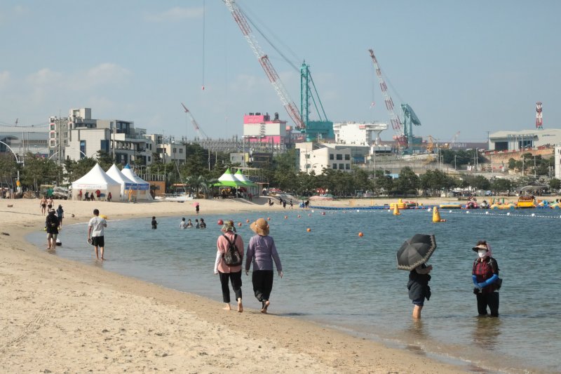 무더위가 이어지고 있는 2일 888토토 동구 일산해수욕장에 시민들이 맨발 걷기를 하고 있다. ⓒ News1 김세은 기자