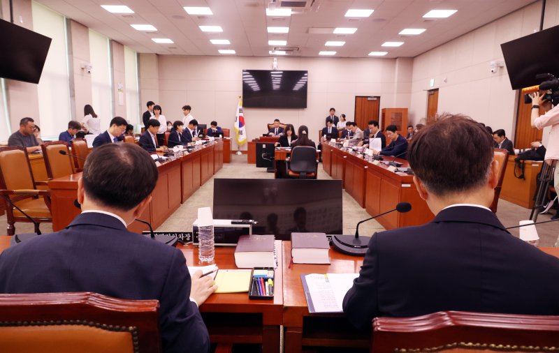 [서울=뉴시스] 조성봉 기자 = 이진수 법무부 차관과 배형원(왼쪽) 법원행정처 차장이 2일 오전 서울 여의도 국회에서 열린 법제사법위원회 법안심사제1소위원회에 출석해 있다. 2025.07.02. suncho21@newsis.com
