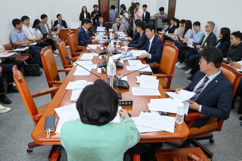 국회 과학기술정보바카라 전략통신위원회 정보통신바카라 전략법안심사소위원장인 김현 더불어민주당 간사가 2일 오후 서울 여의도 국회에서 국민의힘 불참 속 바카라 전략 3법 논의를 위해 제426회국회(임시회) 제2차 법안심사소위 회의를 주재하고 있다. 2025.7.2/뉴스1 ⓒ News1 안은나 기자