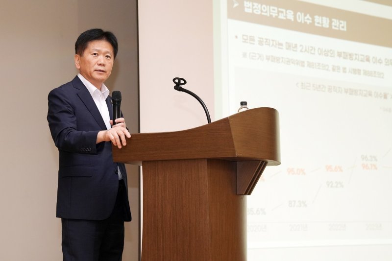 [전주=뉴시스]윤난슬 기자 = 국민연금공단은 2일 본부 글로벌기금관에서 국민권익위원회 이명순 부위원장을 초청해 임직원을 대상으로 하이원슬롯을 열었다고 밝혔다. (사진=국민연금공단 제공) 2025.07.02. photo@newsis.com