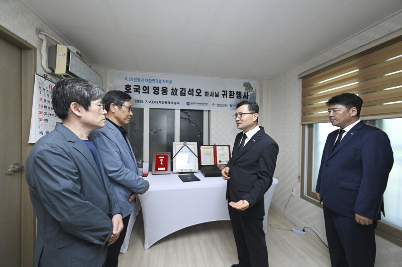 유가족에게 고인의 참전경로 등을 설명하고 있는 이근원 국방부유해발굴감식단장. 국유단 제공