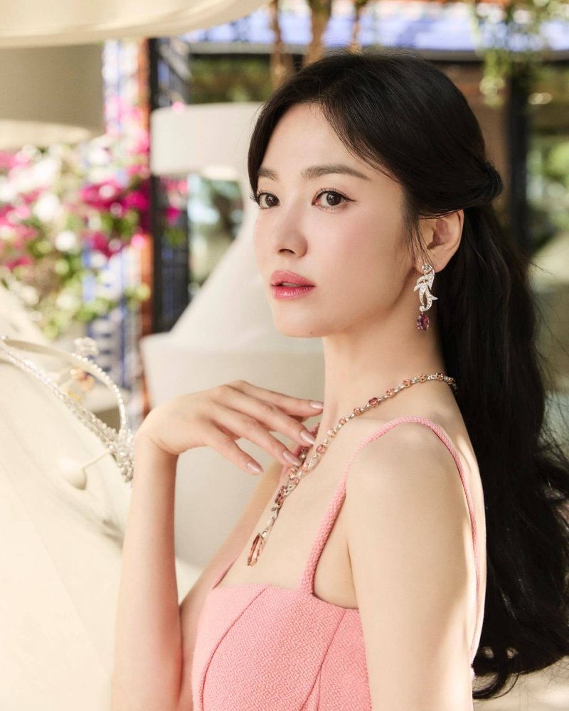 송혜교, 핑크 원피스로 완성한 여신 비주얼…빠져드는 미모 [N샷]