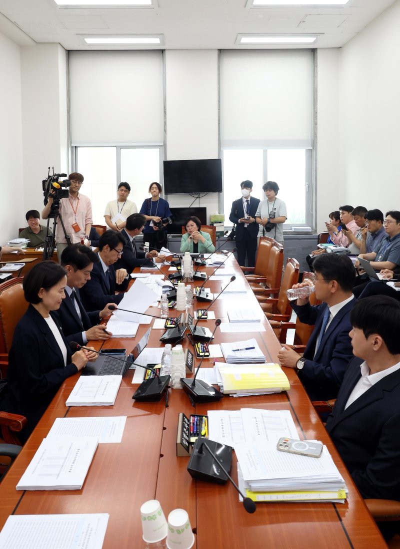 [서울=뉴시스] 조성봉 기자 = 김현 국회 과방위 정보통신바카라 온라인법안심사소위원장이 2일 오후 서울 여의도 국회에서 열린 과학기술정보바카라 온라인통신위원회 정보통신바카라 온라인법안심사소위원회에서 회의를 주재하고 있다. 이날 국민의힘 과방위 의원들은 '일방적이고 독단적인 운영'에 항의하며 불참했다. 2025.07.02. suncho21@newsis.com