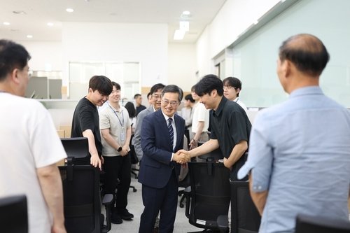 경기도청 기자실 방문한 김동연 (출처=연합뉴스)