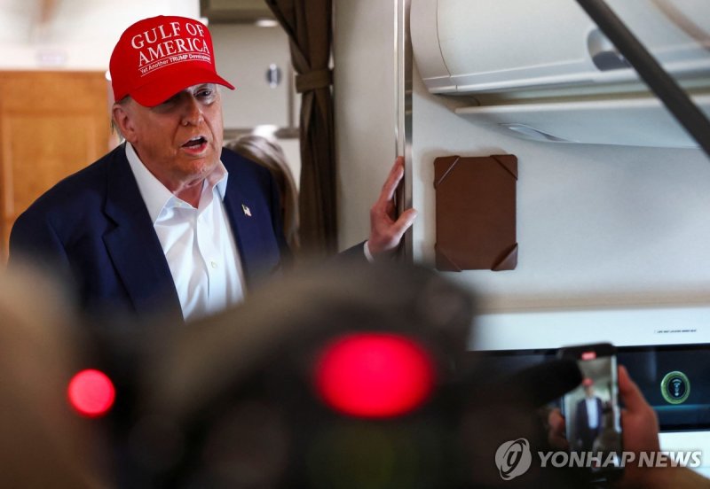 전용기에서 기자들의 질문에 답하는 트럼프 대통령 (출처=연합뉴스)