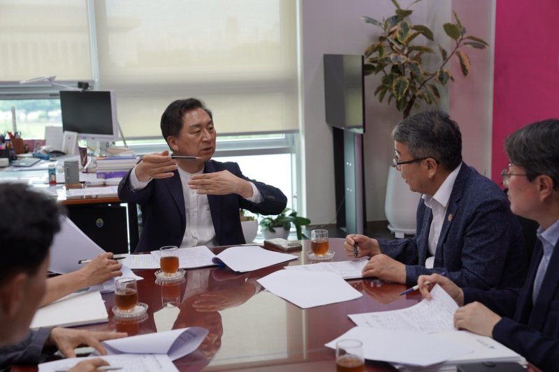 국민의힘 김기현 의원(울산 남구을)이 2일 국회에서 울산시 이재업 건설주택국장을 비롯한 관계 공무원들과 만나 도로건설블랙잭 전략 추진을 위한 협력 방안을 논의했다고 밝혔다.(김기현 의원실 제공. 재판매 및 DB금지)/뉴스1