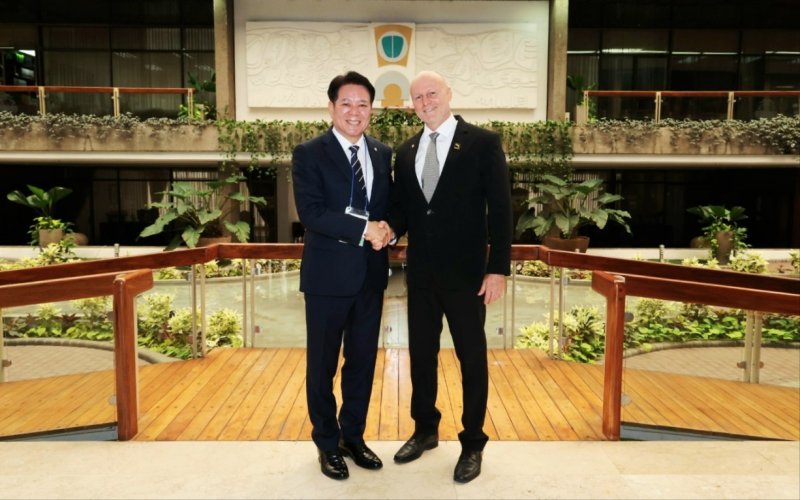 [안양=뉴시스] 최대호 안양시장(사진 왼쪽)이 스테판 브루너 해시 게임 바카라 제1부통령을 만난 가운데 악수를 하고 있다. (사진=안양시 제공).2025.07.02. photo@newsis.com *재판매 및 DB 금지