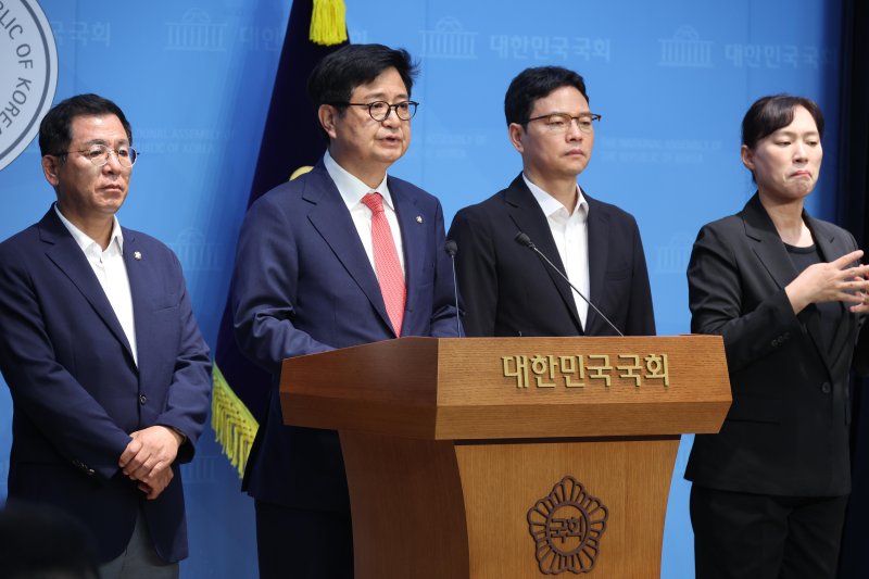 [서울=뉴시스] 조성봉 기자 = 김장겸 국민의힘 의원이 2일 서울 여의도 국회 소통관에서 열린 '민주당 과방위 방송3법 폭주와 일방통행식 소위 운영 규탄' 긴급 기자회견에서 발언을 하고 있다. 왼쪽부터 이상휘 의원, 김 의원, 박정훈 의원. 2025.07.02. suncho21@newsis.com
