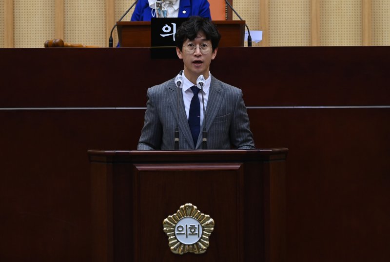 [광주=뉴시스] 임성화 광주 서구의회 의원이 의회 본회의장에서 발언하고 있다. (사진 = 광주 서구의회 제공) 2023.03.21. photo@newsis.com
