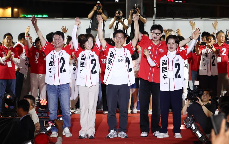 김문수 국민의힘 대통령 후보가 제21대 대통령 선거를 하루 앞둔 2일 오후 서울 중구 서울시청 앞 광장에서 열린 '울려라 함성, 들어라 승리의 메아리' 피날레 유세에서 나경원·안철수·양향자 공동선대위원장과 한동훈 전 대표와 원팀 퍼포먼스를 하고 있다. 2025.6.2/뉴스1 ⓒ News1 김민지 기자