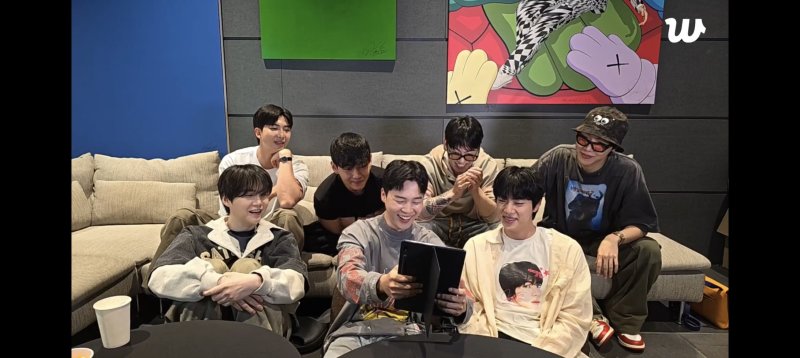 '21세기 비틀스' BTS, 완전체 컴백에 외신도 들썩