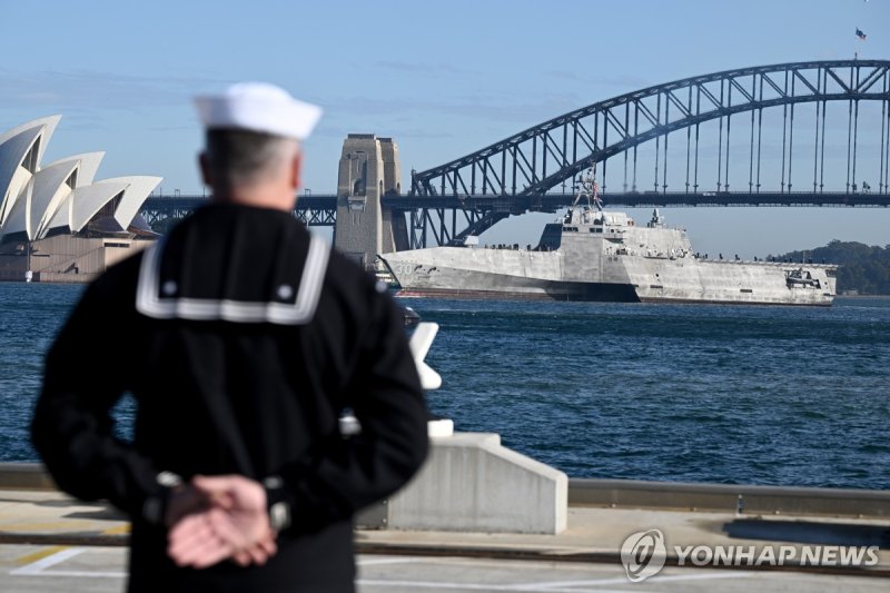 2023년 7월 호주 시드니에 도착하는 미국 USS 캔버라함을 바라보는 미 해군 (출처=연합뉴스)
