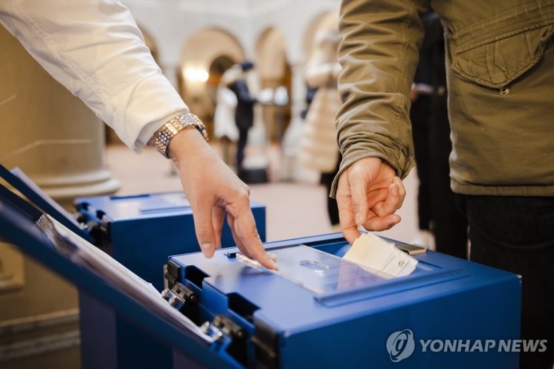 2021년 11월 국민투표 참여하는 스위스인들 (출처=연합뉴스)