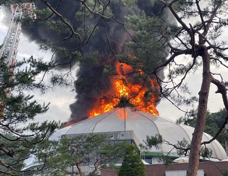 2일 오후 경기 구리시 교문동의 한 교회에서 화재가 발생, 소방대원들이 진화 작업을 하고 있다. 경기도북부소방재난본부 제공