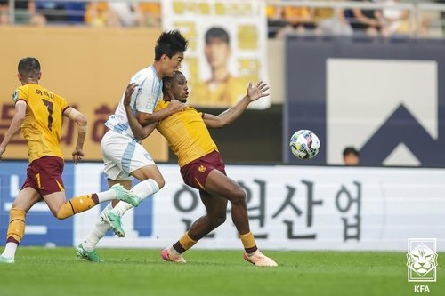 경합하는 광주 가브리엘과 울산 서명관 (출처=연합뉴스)